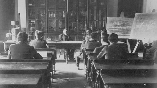 Alumnos en clases, Escuela Normal de Preceptores, Santiago, 1902.