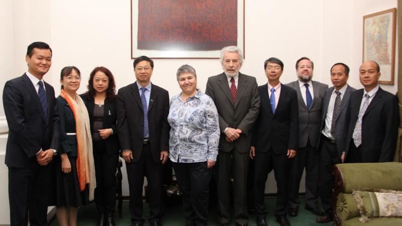 Reunión entre autoridades de la Universidad de Jinan, el Archivo Nacional y la Dibam.