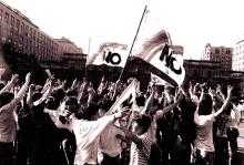 Personas celebran el triunfo del NO en el plebiscito de 1988.